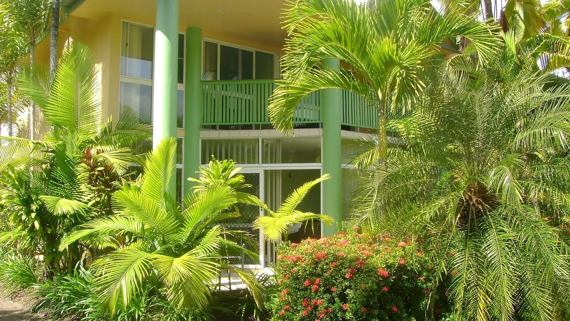 **** Resort Tropical Nites Holiday Townhouses Port Douglas Australia
